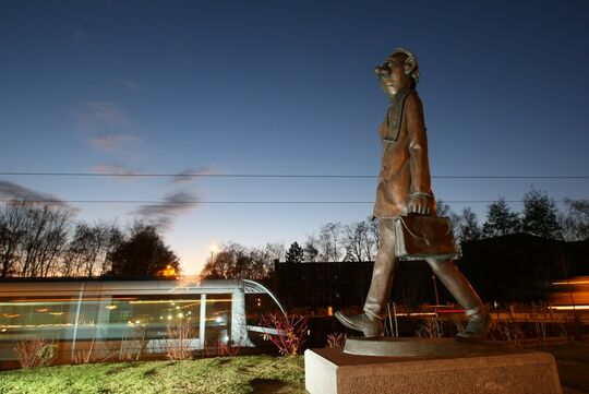 Photo de la sculpture dénommée : Homme à la serviette "Philo-prof" située à l'entrée de l'Université au Mont Houy.